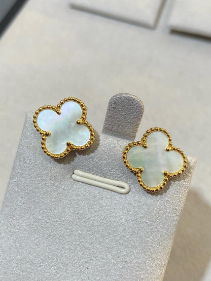 [Jelwelicorn]CLOVERS BIG  20MM  WHITE MOP STUD 1 MOTIFS EARRINGS