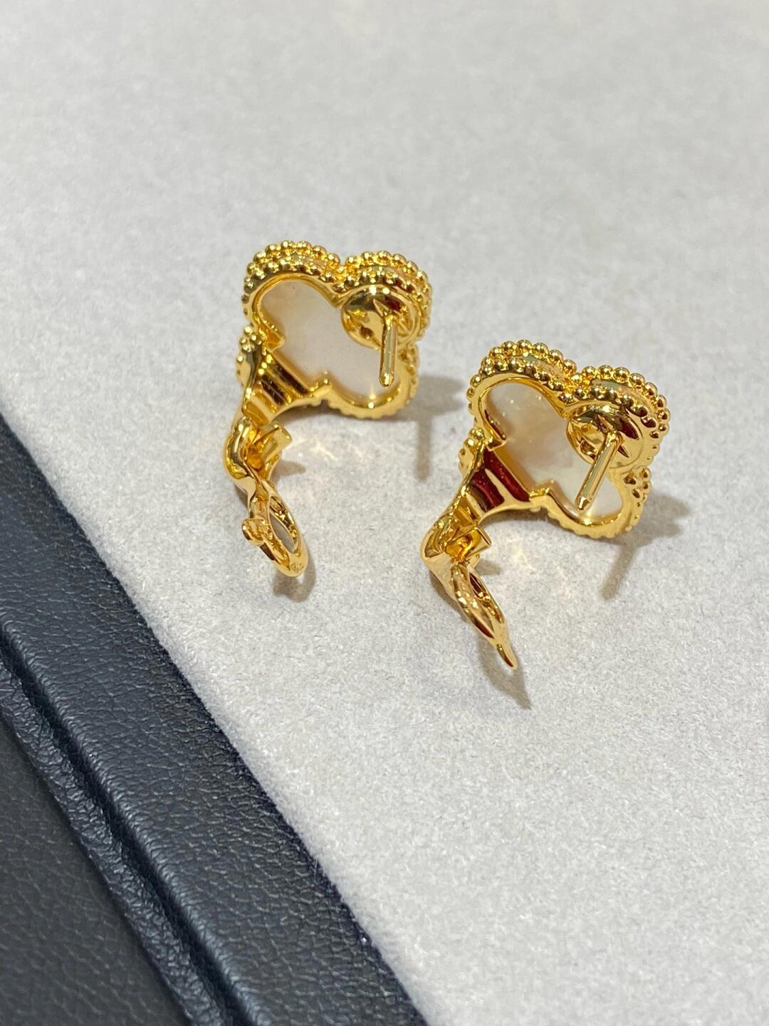 [Jelwelicorn]CLOVERS BIG  20MM  WHITE MOP STUD 1 MOTIFS EARRINGS