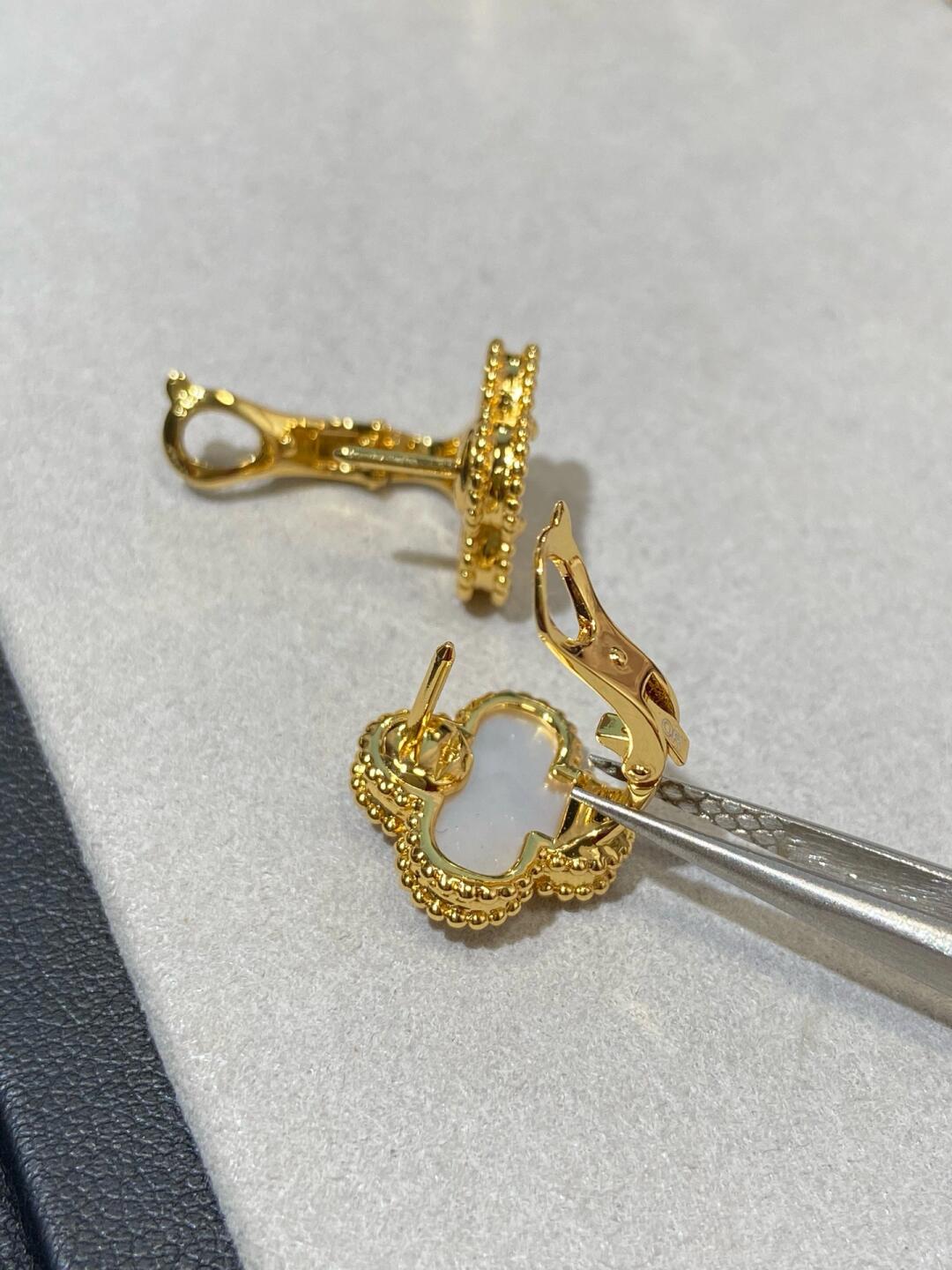 [Jelwelicorn]CLOVERS BIG  20MM  WHITE MOP STUD 1 MOTIFS EARRINGS