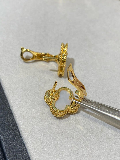 [Jelwelicorn]CLOVERS BIG  20MM  WHITE MOP STUD 1 MOTIFS EARRINGS